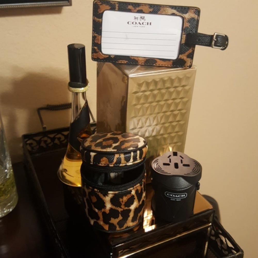 COACH CHEETAH CASE WORLD ADAPTER & LUGGAGE…